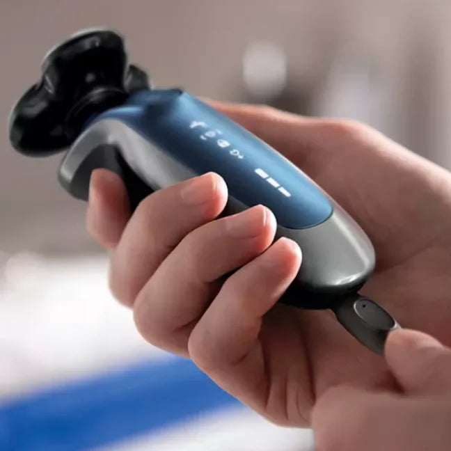 Philips Norelco S8000 Series shaver S8950/91 Rechargeable Wet/Dry Electric Shaver with Beard Styler Attachment Luxury shaver